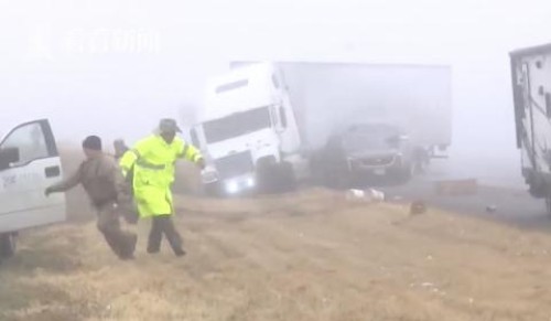 记者拍摄车祸时又一辆卡车侧翻 直接朝镜头冲来