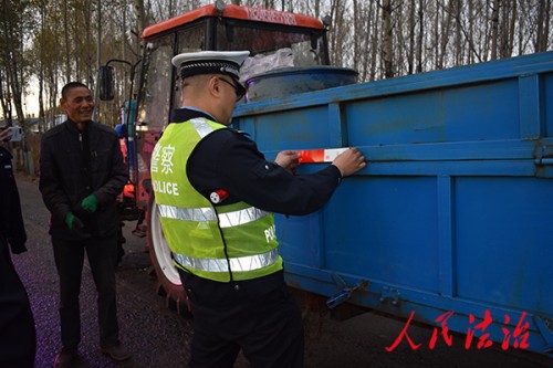 民警现场张贴反光标识.JPG