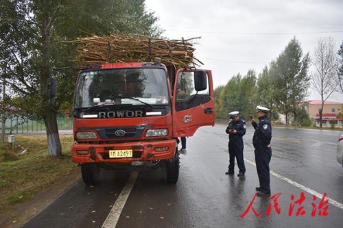 黑龙江省：硕果累累秋收季 庆安交警护农忙