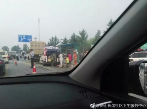 北京公交车站发生车祸 多人伤