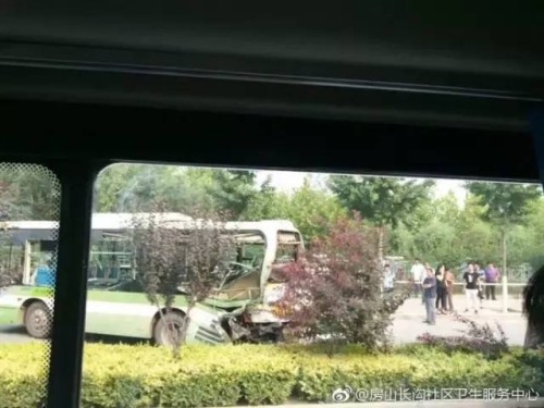 北京房山区新街公交车站发生车祸 多人受伤