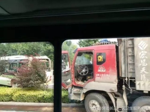 北京房山区新街公交车站发生车祸 多人受伤