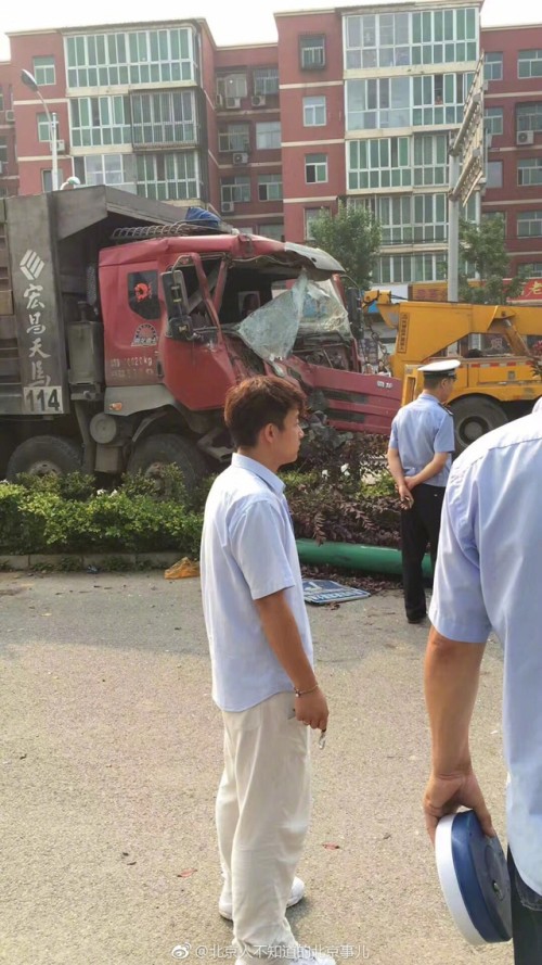 北京房山区新街公交车站发生车祸 多人受伤