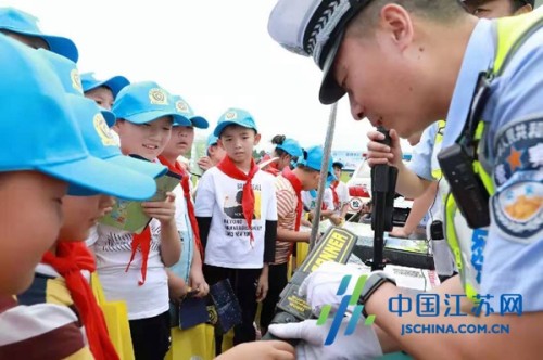 “观摩式 互动式 浸入式”盐城警方校园安全“嘉年华”让孩子快乐学安全