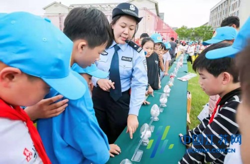 “观摩式 互动式 浸入式”盐城警方校园安全“嘉年华”让孩子快乐学安全