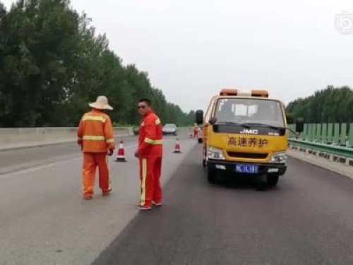 漯河高速公路上养护人员狂扔反光锥 过往车辆险出车祸