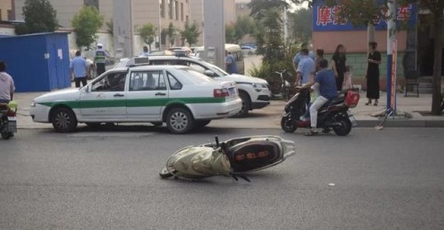 醉酒驾驶出租车连撞多车，人已拘！