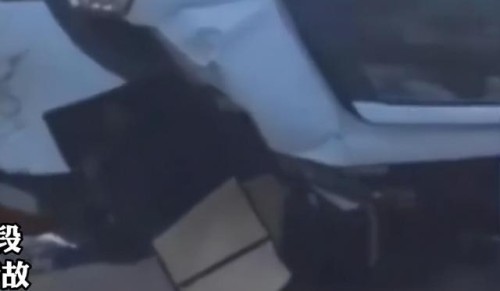男子强行超车酿成车祸，致妻子死亡在现场跺脚大哭，网友：晚了