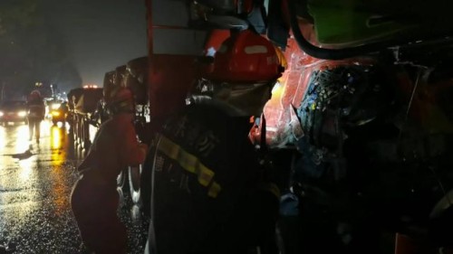 雨夜突发车祸司机卡驾驶室动弹不得 德州消防冒雨迅速救援
