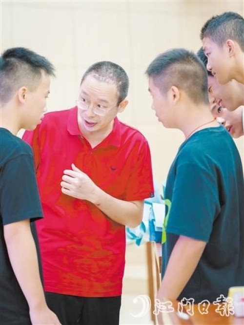 中考前班主任遭遇车祸，3个多月后师生重逢，哭了，也笑了…… 一场迟来的毕业典礼