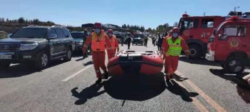 河北平山一载有51人的班车坠河，已救出38人，肇事司机被控制