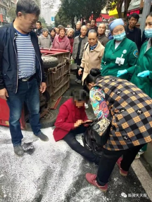 乐山一老人遭遇车祸被压车底，十多位陌生人合力抬车救人