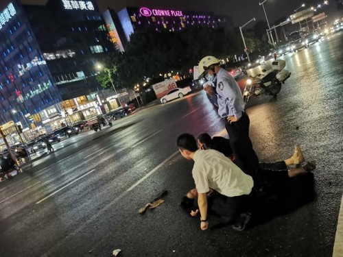 车祸现场，空乘跪地救人，“我是接受过机上急救培训的乘务员！”