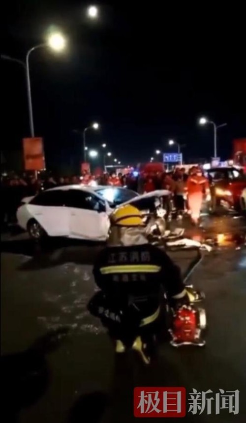 江苏南通连环车祸，保时捷等多车损毁严重，一司机伤重