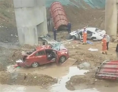 四川广元两小车先后从同一位置坠桥，目击者称致2死1伤
