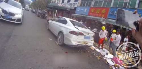 车祸后买来啤酒又扔了，男子欲盖弥彰，被民警识破