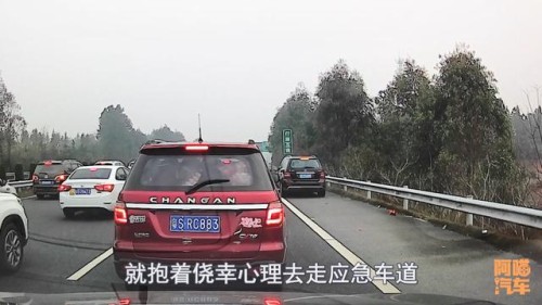 开车跑高速，这三种愚蠢行为你犯过吗？发生交通事故了后悔莫及