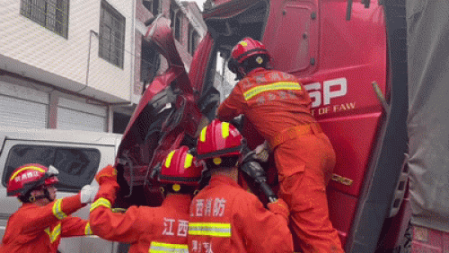 一天两起车祸 萍乡消防紧急救援