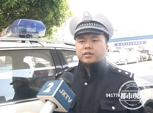 看着都疼！萍乡男子醉驾撞上限高杆，被叫醒后懵了：“我在哪？”