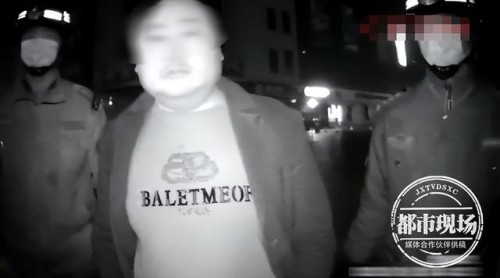 警车在路口等红绿灯，突然被追尾！肇事司机：就喝了一瓶啤酒