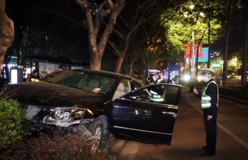 柳州一轿车失控撞上多辆电动车致1死6伤，事故责任认定结果公布