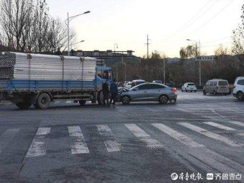 济南东部一路口处发生车祸，一辆轿车和一辆货车相撞