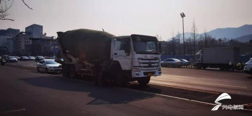 济南经十路历山路路口发生车祸 一男子被混凝土搅拌车撞击身亡