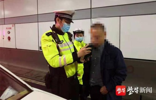 等了一个多小时没代驾，男子醉驾上路被抓个正着