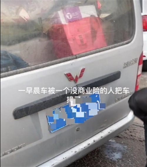 保时捷被剐蹭后车主大度免赔，肇事司机下跪感谢