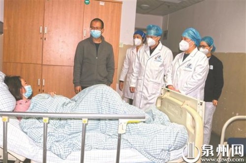 转运医疗物资时发生车祸 车辆侧翻 她本能抱紧转运箱