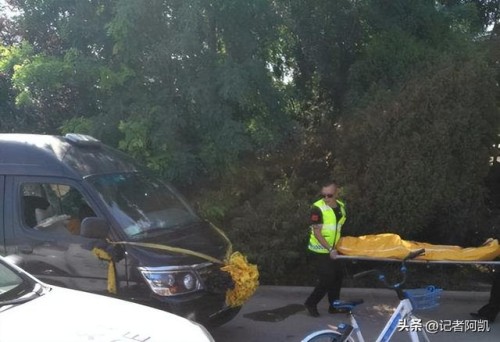 一场车祸4条人命，天津一小客车被撞后坠河，都是闯红灯惹的祸