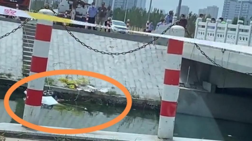 天津一客车被撞坠河致车内4人死亡，警方：肇事司机被当场控制