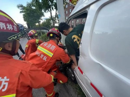 长白山消防救援支队成功处置一起车祸救援事故