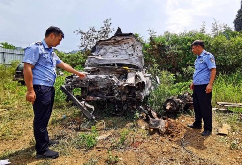 4名维吾尔族、汉族青年路遇车祸现场勇救被困人员
