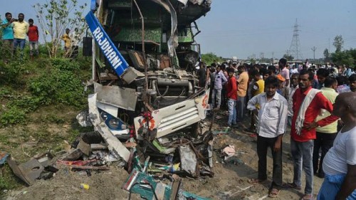 为避开流浪牛，印度发生惨烈车祸致15人死亡数十人受伤