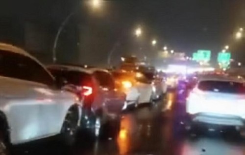 14辆车连环追尾！昨晚申城一场风雨 中环发生交通事故