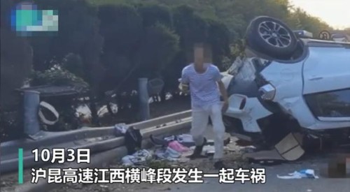 悲剧！高速上一男子强行超车致车祸，妻子当场死亡男子悔得痛哭跺脚，事发时车辆间距不足20米