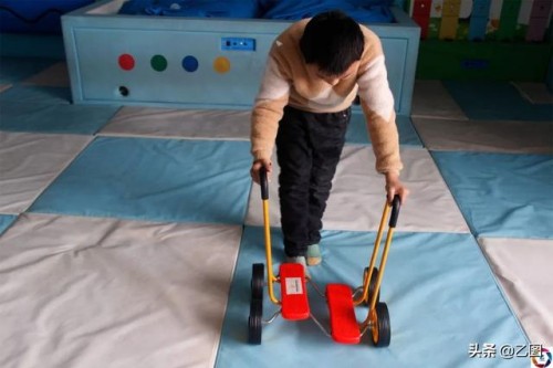 孙子孙女同时患病，刚带一个入院治疗又遭车祸截肢，奶奶放声痛哭