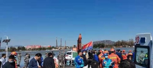 河北平山县发生通勤班车涉水倾覆事故，已救出38人，肇事司机已被控制