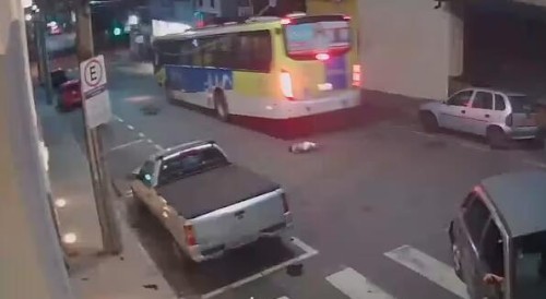 死里逃生！巴西5岁男孩车祸中被甩出汽车 险遭公交车碾压