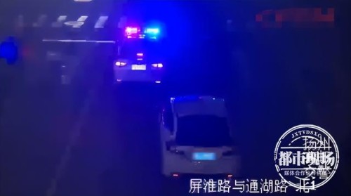 警车在路口等红绿灯，突然被追尾！肇事司机：就喝了一瓶啤酒