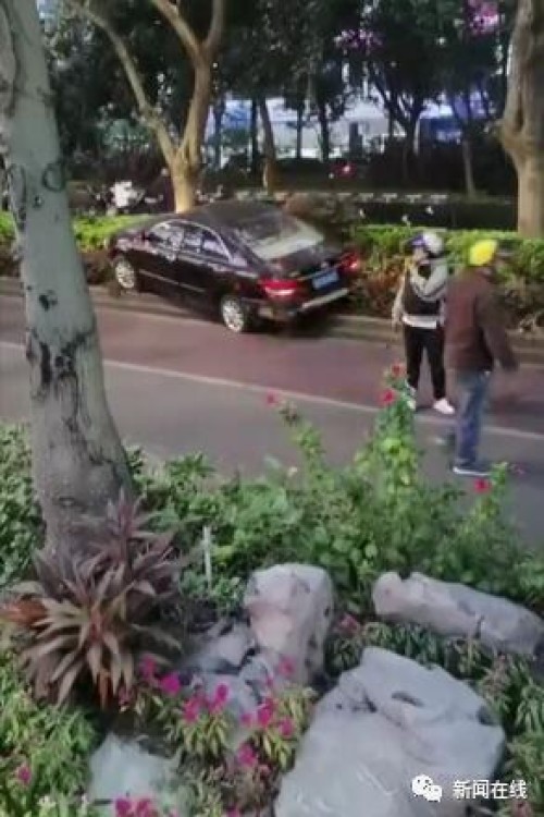 柳州文昌路一轿车冲进非机动车道，多人被撞倒地，肇事司机已被控制