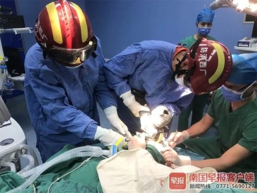 看着都痛！车祸中，金属管插入13岁伤者头部