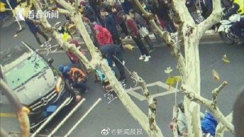 上海一奔驰车小区门口撞死老伯