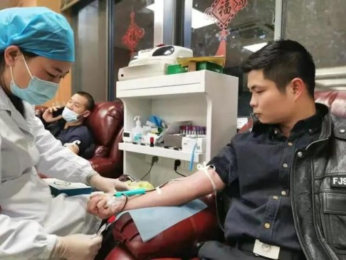 杭州一大叔车祸被撞大出血，13名交警冲进血液中心……