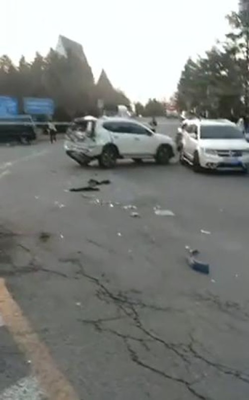 痛心！辽宁一殡仪馆门口发生车祸致3死，警方：货车失控导致