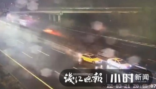 在高速车道上停留1秒都是危险的，杭州绕城高速这起车祸就是教训