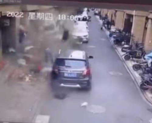 杭州一小区发生车祸致1死2伤，事前肇事车辆曾与他车发生刮擦