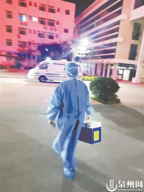 转运医疗物资时发生车祸 车辆侧翻 她本能抱紧转运箱