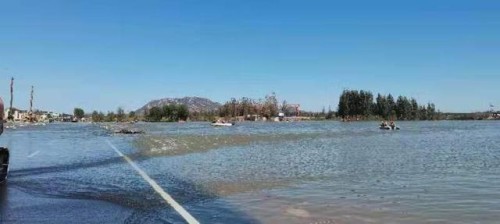 河北平山县发生通勤班车涉水倾覆事故，已救出38人，肇事司机已被控制